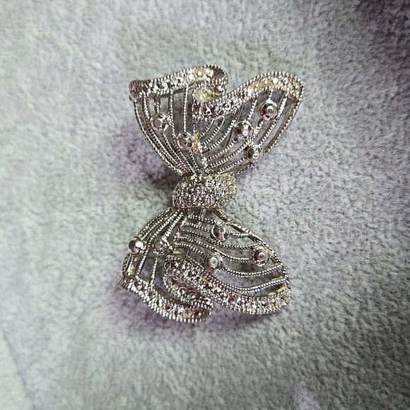 Elegant Silver Tone Bow Brooch - Picture 8 of 14
